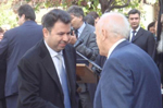 Ο επιχειρηματίας Λ. Λαυρεντιάδης κατά τη βράβευσή του από τον κ. Κάρολο Παπούλια 