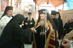 Η ηγουμένη της Ι. Μονής, Παϊσία, υποδεχόμενη τον Μακαριώτατο