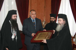 Ο  κ. Borissor προσφέρει στην Α.Θ.Μ. επίχρυσο εξώφυλλο Ευαγγελίου
