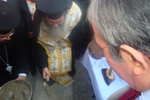 Ο Μακαριώτατος θέτει τον πηλό για το θεμέλιο λίθο του ναού στη Μάρκα