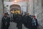 H κάθοδος της Συνοδείας στο Ναό της Αναστάσεως για τους Α’ Χαιρετισμούς.