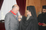 Ο Μακαριώτατος παρασημοφορεί τον Εξοχώτατο Πρέσβυ κ. Ζαφειρόπουλο