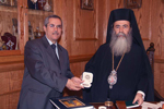 Ο Μακαριώτατος επιδίδει τα συμβολικά δώρα στον Πρέσβη