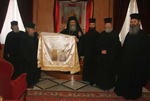 Ο Μακαριώτατος και οι Πατέρες, βαστάζουν την ενδυτή.