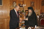 Ο Μακαριώτατος επιδίδει στον καθηγητή αργυρό μετάλλιο του Πατριαρχείου.