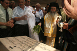 Ο Μακαριώτατος αγιάζει το θεμέλιο λίθο του μέλλοντος να ανεγερθεί σχολείου