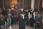 Ο τελειόφοιτος μαθητής της Σχολής Ιωάννης Μηνιάδης απαγγέλει τον Απόστολο. 