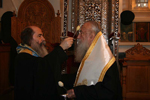 Ο Μακαριώτατος χρίων τον Πατρ. Επίτροπο Μητροπολίτη Καισαρείας κ. Βασίλειο