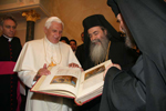 Ο Πάπας επιδίδει χειρόγραφο του 12ου αι. στο Μακαριώτατο