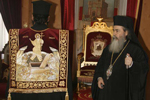 Ο Μακαριώτατος με τον π. Αθανάσιο, που φέρει την δαλματική στολή -πλάτη
