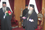 Ο Μακαριώτατος επιδίδει αναμνηστικά δώρα στον Ιερ. Μητροπολίτη Μολδαβίας Θεοφάνη