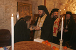Ο Μακαριώτατος προσκυνά το λείψανο της δεξιάς χειρός του Μ. Βασιλείου
