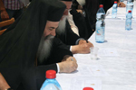 Ο Μακαριώτατος υπογράφει το χρονικό ιδρύσεως του σχολείου