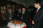 Ο  Μακαριώτατος με τον κ. Γενικό Πρόξενο ομιλεί στους μαθητές