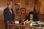 Ο Μακαριώτατος υπογράφει το φωτογραφικό λεύκωμα τελετών του Πατριαρχείου.