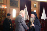 Ο Μακαριώτατος  υποδεχόμενος τον Πρόεδρο κ. Τζιμ Κάρτερ