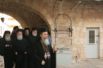 Ο Μακαριώτατος και οι Αρχιερείς μεταβαίνουν το εσπέρας προς το Επιτροπικό