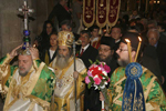 Ο Μητροπολίτης Τιβεριάδος κ. Αλέξιος αίρει επί κεφαλής τον Τίμιο Σταυρό.
