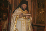 Ο Αρχιμ. Παρθένιος βαστάζει το λείψανο της δεξιάς χειρός του Μ. Βασιλείου