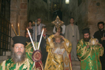 Ο Μακαριώτατος βαστάζει τον Τίμιο Σταυρό, ακολουθούντος του Γενικού Προξένου