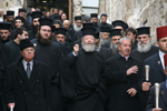 Η κάθοδος των Ορθοδόξων για το άνοιγμα της θύρας του Ναού τη Μ. Παρασκευή