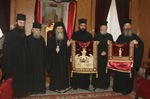 Ο Μακαριώτατος και οι Πατέρες, βαστάζουν τις δαλματικές στολές.