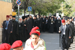 Η κάθοδος της συνοδείας του Μακαριωτάτου από τη Μητρόπολη στο Ιερό Προσκύνημα
