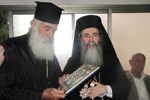 Ο Μακαριώτατος προσφέρει εικόνα στον εφημέριο π. Νάσσερ