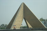 Ομοίωμα πυραμίδας σε κεντρικό δρόμο του Καϊρου
