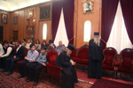 Οι μαθητές καθήμενοι, ενώ ο Σχολάρχης, π.Φώτιος, προσφωνεί το Μακαριώτατο